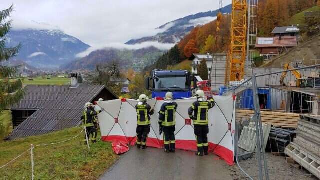 Bauarbeiter unter Schalungsplatten eingeklemmt