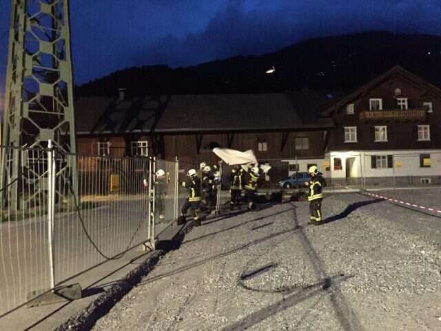 Bauzaun liegt auf der Strasse 1 2