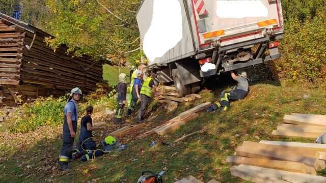 LKW droht im steilen Gelaende abzustuerzen 5 12