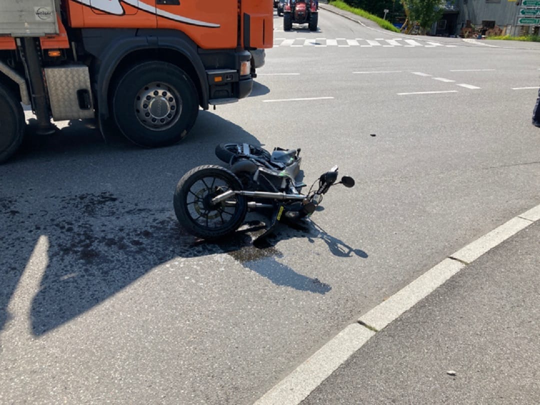 LKW erfasste Moped auf der Rätikonkreuzung