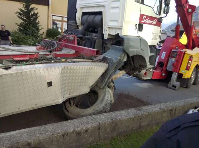 LKW touchiert Mauer 3 5