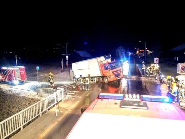 LKW von Zug erfasst Rhaetikonkreuzung 1 8