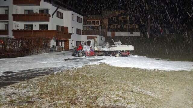 Quad auf PKW Ladeflaeche in Brand geraten 4 4