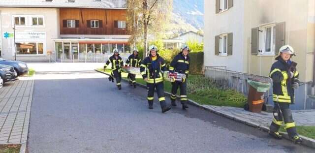 Türöffnung Person in Wohnung