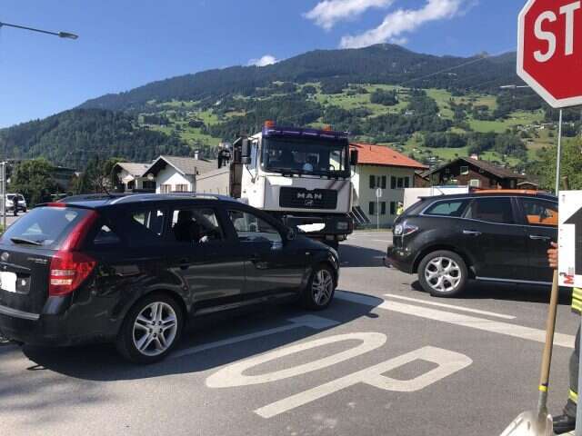 Verkehrsunfall PKW gegen LKW 1 2