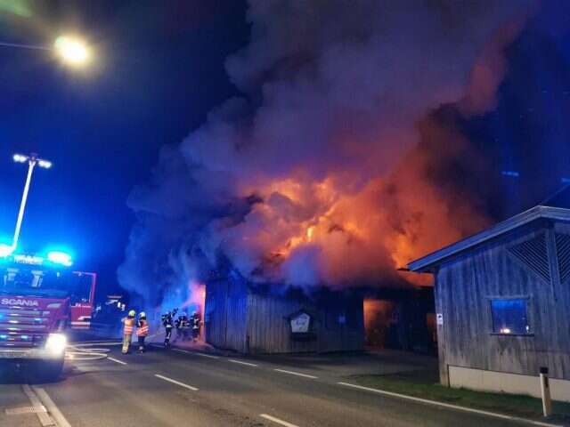 Wohn und Stallgebaeude fiel Flammen zum Opfer 5 12
