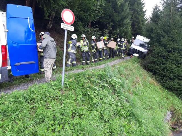 Feuerwehr Schruns Paketwagen von Strasse abgekommen 4