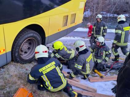 Feuerwehr Schruns Bus von Strasse abgekommen 4