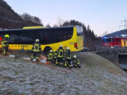 Feuerwehr Schruns Bus von Strasse abgekommen 6