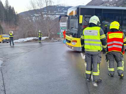 Feuerwehr Schruns Bus von Strasse abgekommen 7