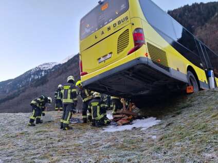 Feuerwehr Schruns Bus von Strasse abgekommen 8