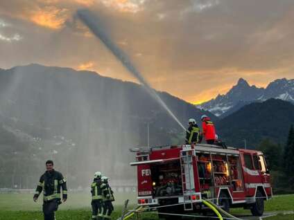 Probe Feldbrand mit Wasserwerfer