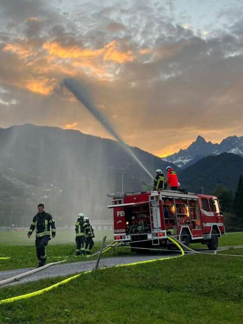 Probe Feldbrand mit Wasserwerfer