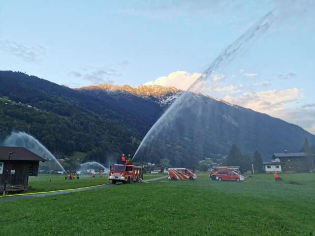 Probe Feldbrand mit Wasserwerfer