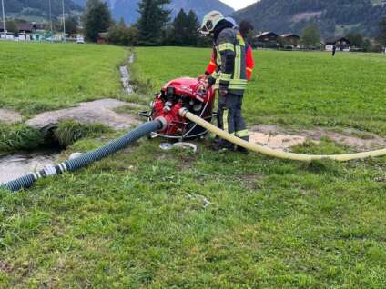 Probe Feldbrand mit Wasserwerfer