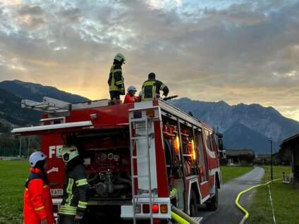 Probe Feldbrand mit Wasserwerfer