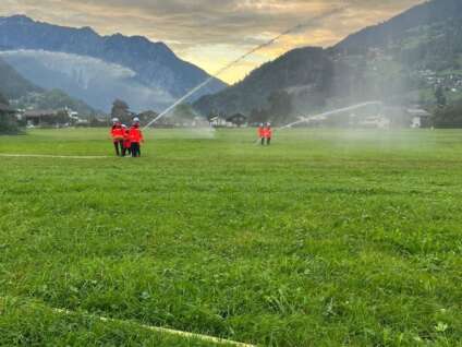 Probe Feldbrand mit Wasserwerfer