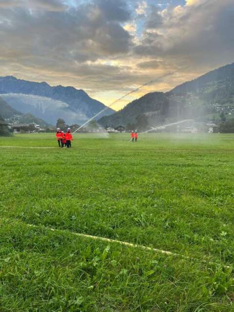 Probe Feldbrand mit Wasserwerfer